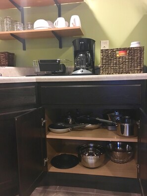 Frigorifero, microonde, forno, piano cottura