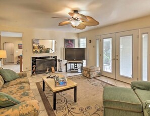 Smart TV, caminetto, lettore DVD, impianto stereo