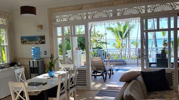 Smart-TV, Bücher, Stereoanlage, Drucker