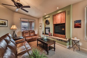 Smart TV, chimenea, reproductor de DVD y videoteca 