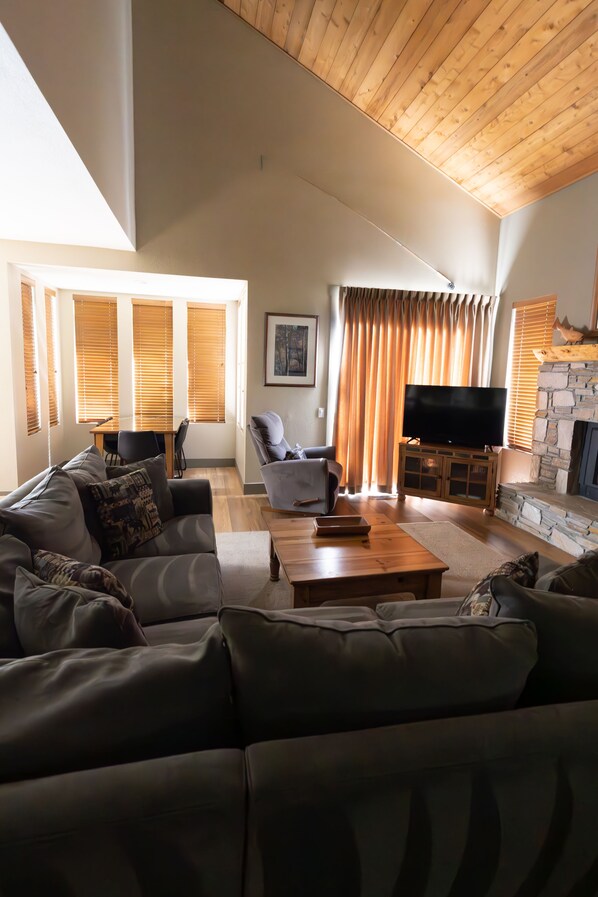 Smart-tv, eldstad, ett bordtennisbord och böcker