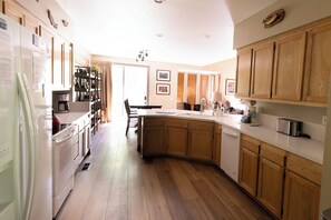 Kylskåp, mikrovågsugn, ugn och spishäll