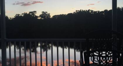 Suwannee-joki, lähellä Bobs River -paikkaa, Fanning Springs BIG DOCK