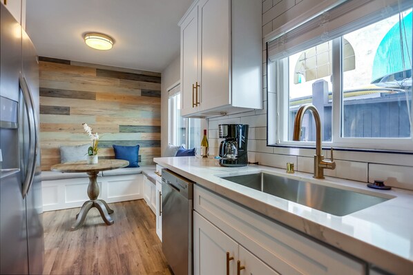 冷蔵庫、電子レンジ、オーブン、コンロ