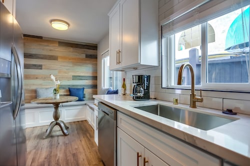 Renovated Bay Side Condo - 812