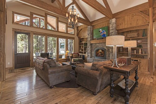 CALDERA SPRINGS LUXURY HOME near SUNRIVER. Gourmet kitchen, outdoor area, 9 TVS