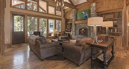CALDERA SPRINGS LUXURY HOME near SUNRIVER. Gourmet kitchen, outdoor area, 9 TVS
