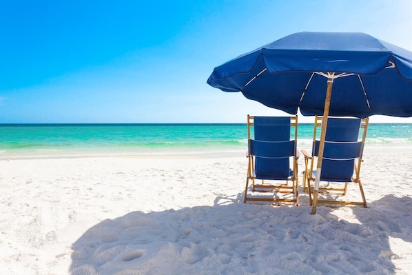 Plage, chaises longues