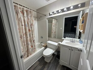 Combined shower/bathtub, hair dryer, towels, soap - Come out and enjoy beautiful Destin! Across the street from the beach. (Destin)