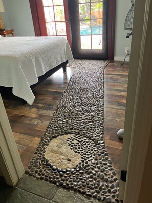 3 habitaciones, tabla de planchar con plancha y cuna de viaje 