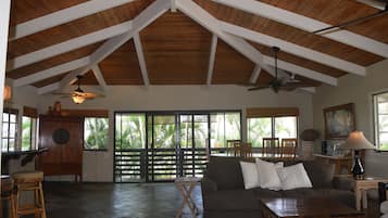 Smart-tv, dvd-spelare och en stereo