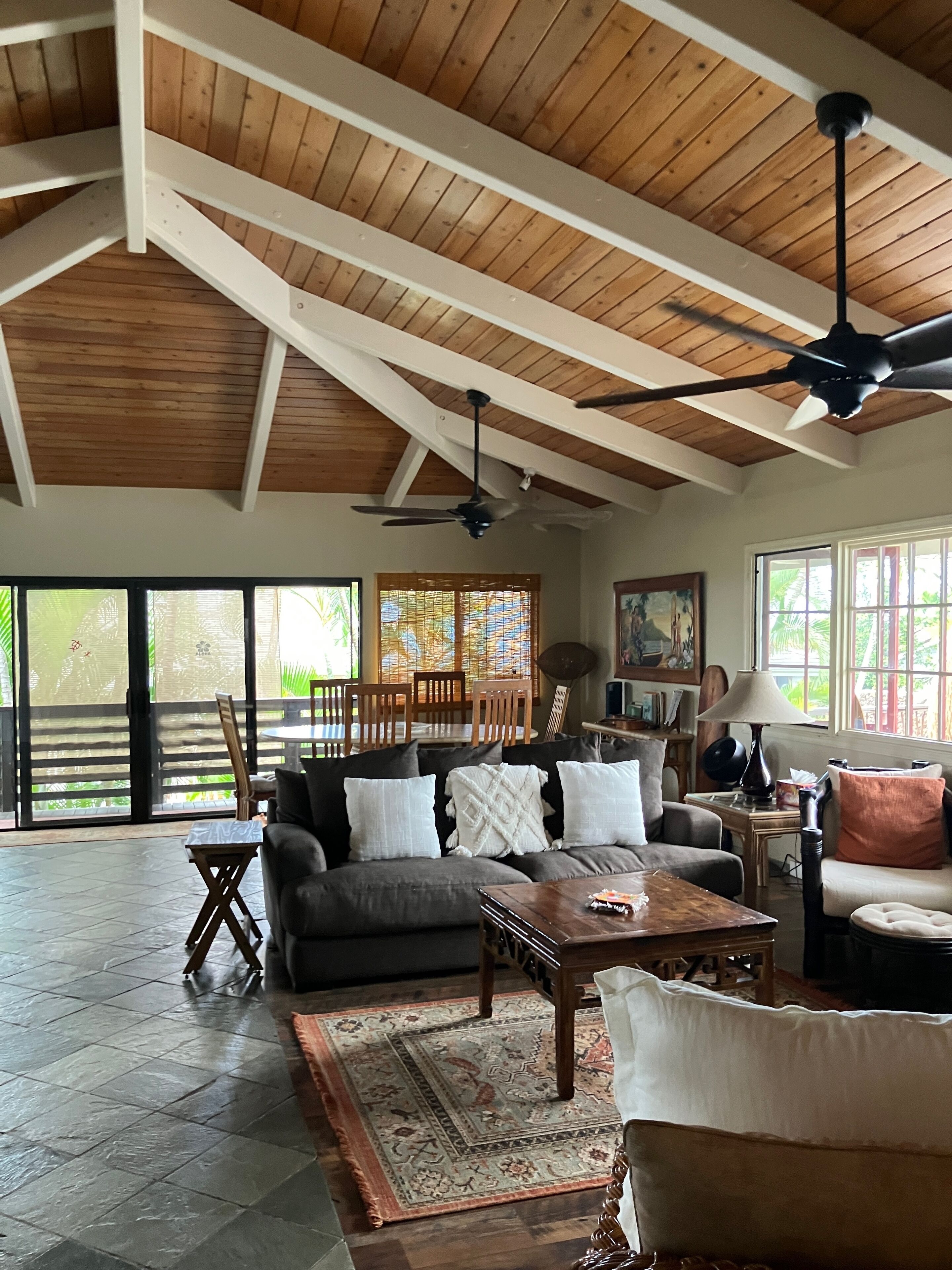 Smart-tv, dvd-spelare och en stereo