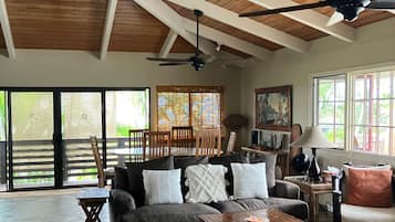 Smart-tv, dvd-spelare och en stereo