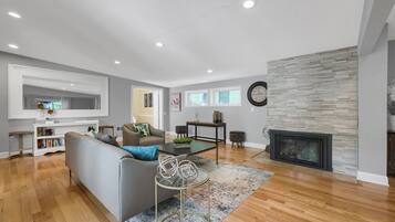 Een smart-tv, een open haard, een dvd-speler en boeken