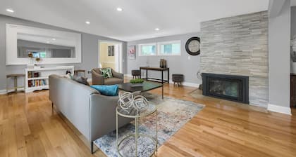 Ultimate Group Retreat: Designer 5BR Escape & City Views