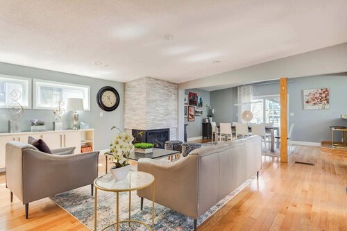 Spacious Mid-Century Modern Luxury Home in Downtown Minneapolis: Perfect for Large Groups, Weddings & Events