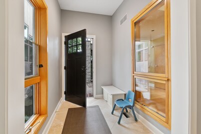Modern Luxury: 5-Bedroom Escape Close to Stadium & Downtown!