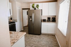 Private kitchen - CHARMING AND RELAXING -Huge Back Yard- Near UCR And Medical Center (Moreno Valley)