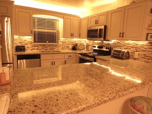 Kylskåp, mikrovågsugn, ugn och spishäll