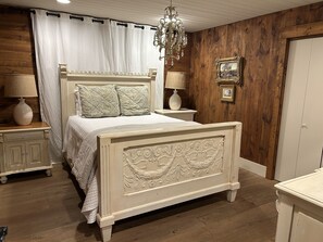 4 bedrooms, desk, iron/ironing board, free WiFi