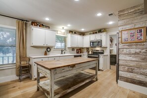 Fridge, microwave, oven, stovetop - Beautiful house on 10 acre private lake stocked with bass, 4.5 miles from Boerne (Boerne)