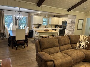 Smart TV, fireplace, stereo