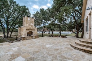 Terrace/patio - Beautiful house on 10 acre private lake stocked with bass, 4.5 miles from Boerne (Boerne)