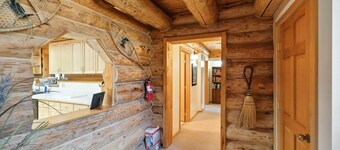 Custom-Built Log Home : Clean, Spacious, and only 4 miles from downtown Seward!