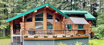 Custom-Built Log Home : Clean, Spacious, and only 4 miles from downtown Seward!