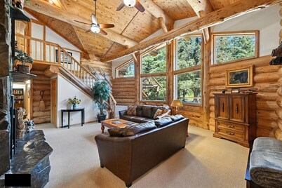 Bear Paw Lodge : Custom-built log home only 4 miles from downtown Seward!