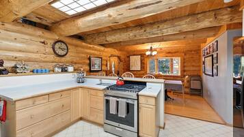 KylskÄp, mikrovÄgsugn, ugn och spishÀll