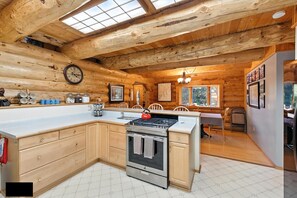 Kylskåp, mikrovågsugn, ugn och spishäll