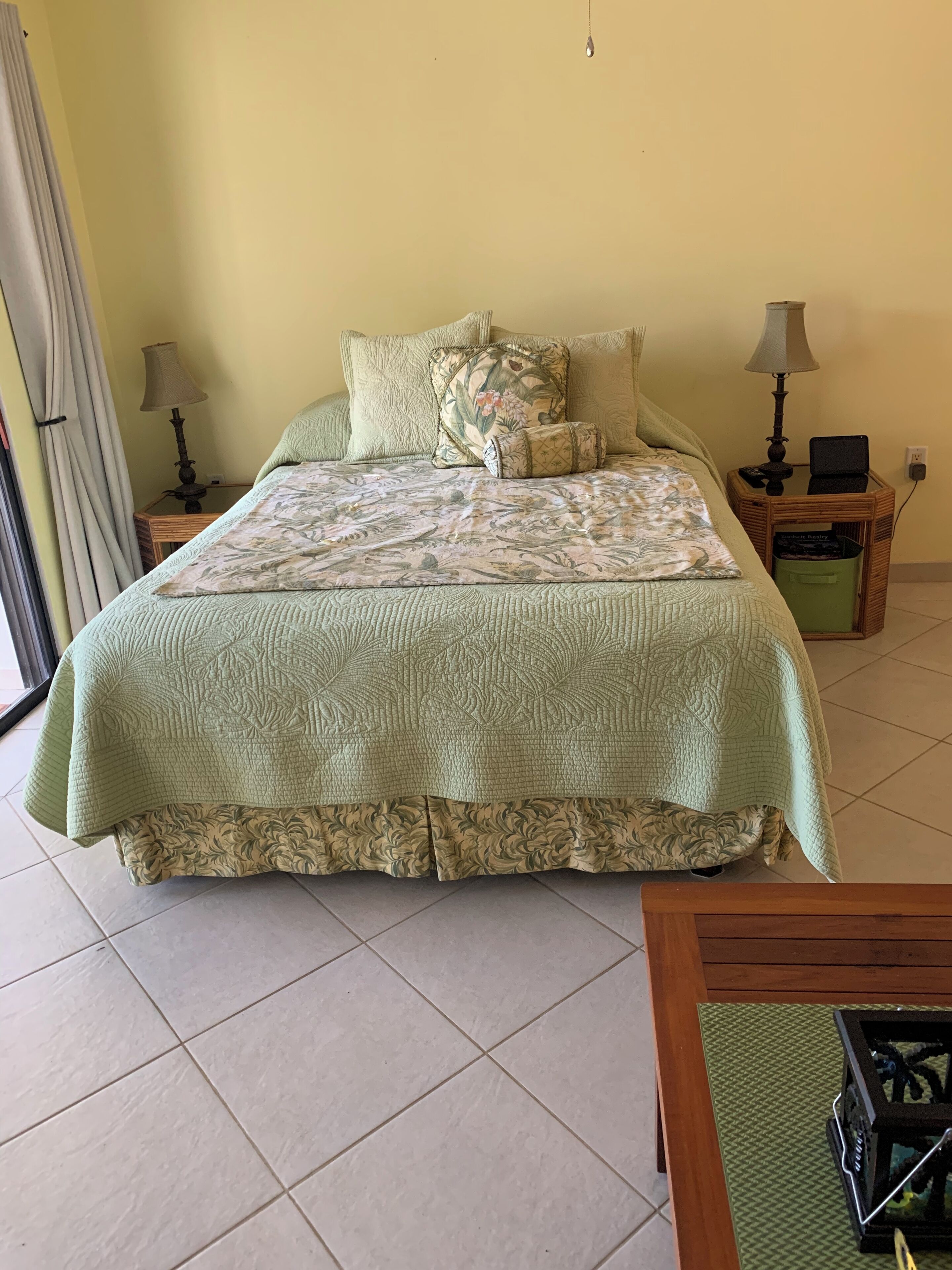 Safe på rommet, skrivebord, strykejern/-brett og wi-fi (inkludert)