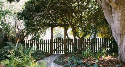 Cozy pet friendly cottage, 2 minute drive to Moonstone Beach