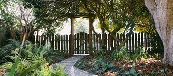 Cozy pet friendly cottage, 2 minute drive to Moonstone Beach