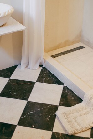 Regadera, amenidades de baño ecológicas, secadora de cabello, toallas 