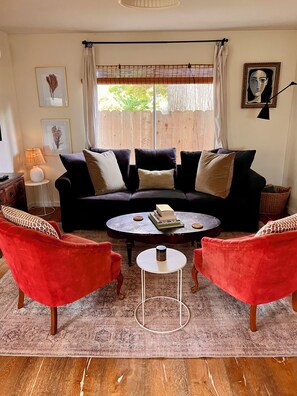 Smart TV, books - Cozy pet friendly cottage, 2 minute drive to Moonstone Beach (Trinidad)