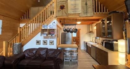 Quiet & Cozy Log Cabin near Revelstoke & Sicamous