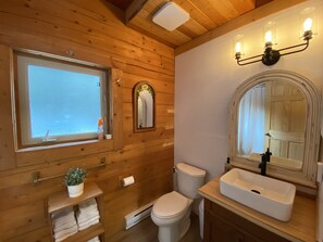 Combined shower/bathtub, hair dryer, towels, soap