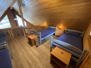 2 bedrooms, travel cot, free WiFi, bed sheets