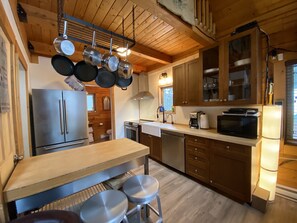 Fridge, microwave, oven, stovetop - The ONLY sled-in-sled-out Log Chalet at Eagle Pass (Malakwa)