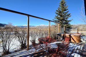 Outdoor dining - Ski Monarch, WiFi, pets, hot tub, pond, trout stream on 35 acres , sleeps 4 (Salida)