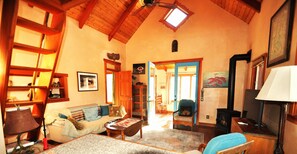TV, fireplace, DVD player, books - Ski Monarch, WiFi, pets, hot tub, pond, trout stream on 35 acres , sleeps 4 (Salida)