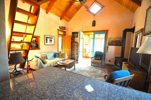 Una televisión, una chimenea, un reproductor de DVD, libros