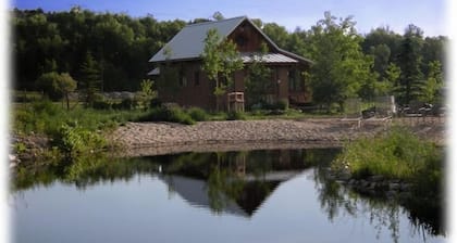Little River Guest House yksityinen kylpytynnyri Monarch Ski kausi laajennettu!
