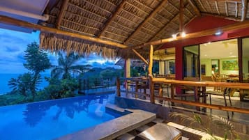 Een buitenzwembad en een infinitypool