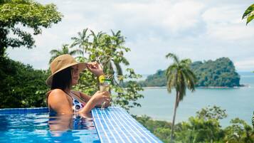 Piscine extérieure, piscine à débordement