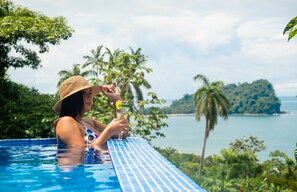 Piscine extérieure, piscine à débordement