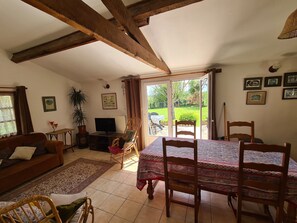 Interior - Cottage with large Peaceful Garden. (Vergt)