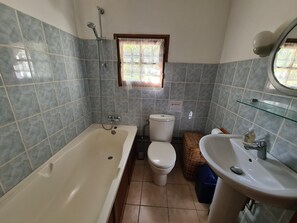 Duschwanne, Haartrockner, Handtücher, Toilettenpapier